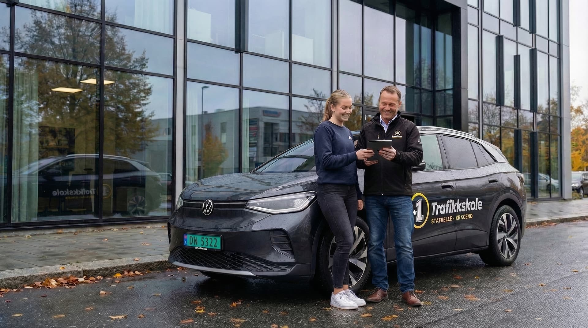 Instruktør og elev ved NR1 Trafikkskole med bookingløsning